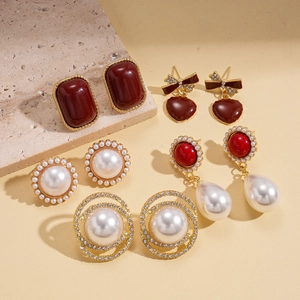Lot de 5 paires de boucles d'oreilles perles rouges et dorées au design géométrique