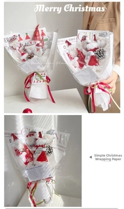 Détail du papier cadeau de Noël avec poupées Père Noël et pommes de pin