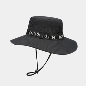 Détail des empiècements en mesh respirant et du large bord renforcé du chapeau