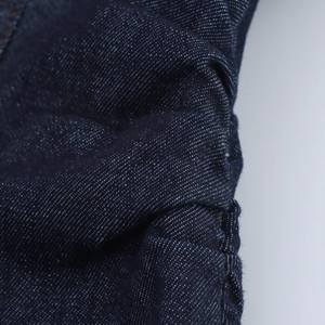 Vue macro détaillée de la texture du denim bleu foncé et du motif de tissage sergé