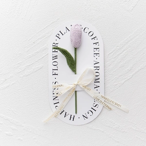 Dettaglio di tulipano viola fatto a mano con nastro beige e carta decorativa