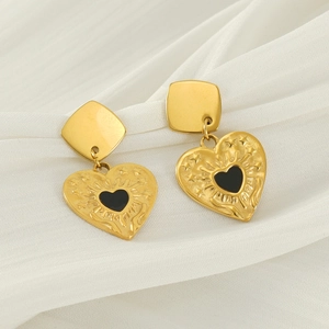 Boucles d'oreilles cœur dorées 18K avec émail noir et reliefs célestes de rayons de soleil