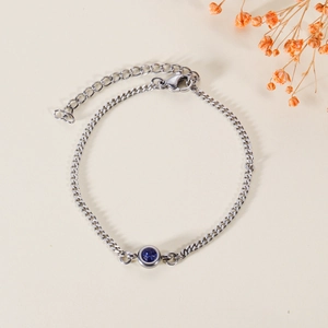 Bracciale a catena d'argento minimalista con pietra portafortuna blu e chiusura regolabile
