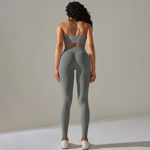 Détail de la brassière de sport grise sans couture à dos croisé et leggings de yoga