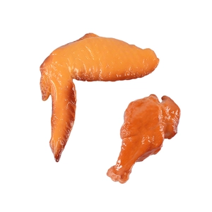 Modelli di cibo realistici in PVC di ali e cosce di pollo arrosto su sfondo bianco