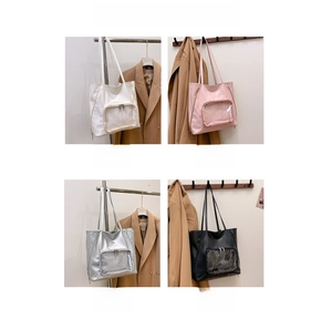Quattro colori di borse tote minimaliste con una grande tasca frontale trasparente