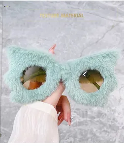 Détail des lunettes papillon en fausse fourrure vert menthe avec verres teintés marron