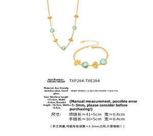 Detalle del conjunto de collar y pulsera de corazón dorado con vidrio checo azul y medidas