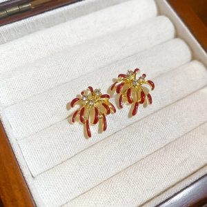Détails de boucles d'oreilles feux d'artifice en or avec émail rouge et zircons