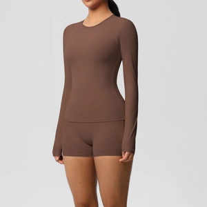 Détail du haut de yoga à manches longues et du short taille haute en tissu mat marron foncé