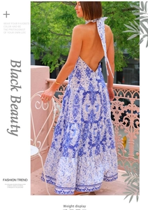 Détail du dos nu licou sur cette robe longue à fleurs bleues avec jupon à volants