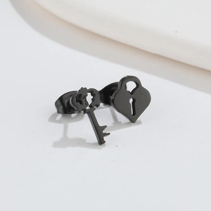 Detailansicht der mattschwarzen Edelstahl-Ohrstecker mit asymmetrischem Schlüssel und Schloss