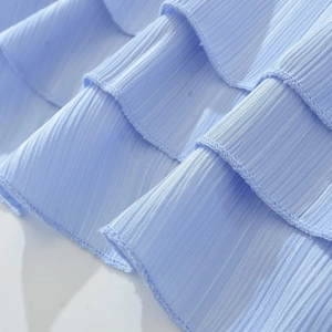 Robe bleu clair à épaules dénudées avec volants superposés et tissu plissé