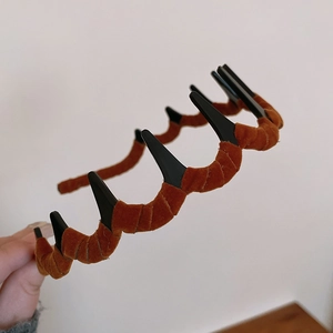 Detail of caramel velvet wavy headband with non-slip teeth for elegant hair styling