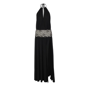 Détail de la robe noire avec dentelle grise à la taille et fente latérale sexy