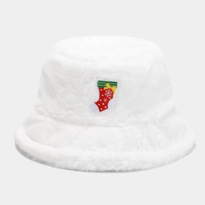 Dettaglio cappello pescatore in pelliccia sintetica bianca con ricamo calza di Natale
