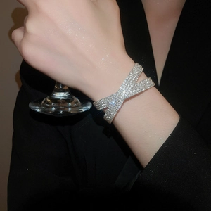 Gros plan sur le bracelet croisé double couche avec pavage de cristaux brillants