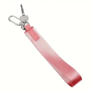 Dettaglio del portachiavi a cinturino rosa sfumato con moschettone in metallo argento