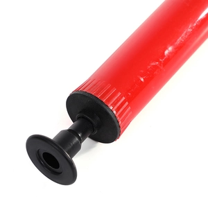 Dettaglio della pompa manuale per palloncini rossa con pistone in plastica nera