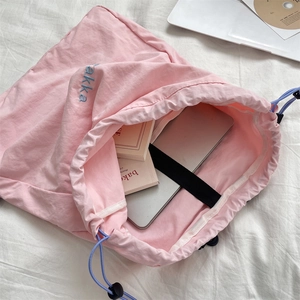 Rosa Nylon-Kordelzug-Rucksack mit Akka-Stickerei und großem Stauraum für Schulbücher