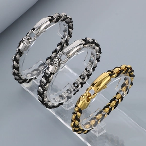 Nahaufnahme von geflochtenen Herren-Lederarmbändern mit Edelstahlverschlüssen im Display