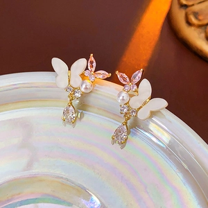 Vue macro de boucles d'oreilles papillon avec zircon rose et cristal en goutte