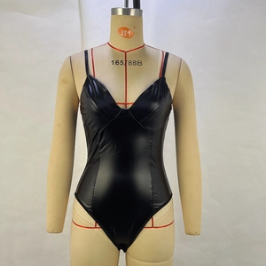 Détail d'un body en cuir PU noir brillant avec col en V et taille ajustée