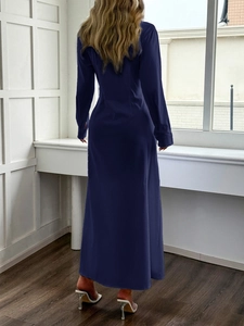 Elegante abito lungo blu navy a maniche lunghe da donna con vista posteriore
