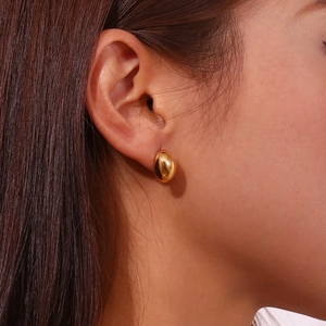 Orecchini minimalisti in acciaio inossidabile placcato oro 18K a forma di goccia lucida
