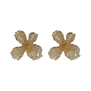 Eleganti orecchini a fiore color oro champagne con texture effetto ghiaccio e stami dorati