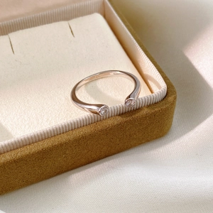 Détail d'une bague réglable en argent avec des pierres de zircon rondes et un poinçon