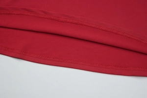 Gros plan détaillé de l'ourlet à double couture d'une robe rouge à dos nu