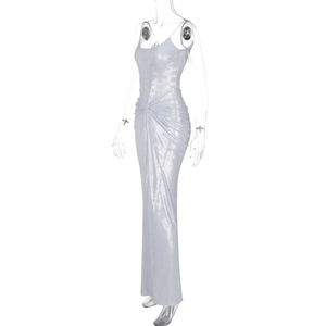 Dettaglio del tessuto metallico grigio chiaro con increspatura e drappeggio elegante