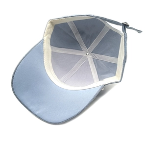 Vue intérieure d'une casquette en daim bleu clair avec boucle métallique et bande de propreté