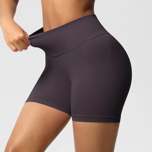 Gros plan sur le short de fitness violet sans couture montrant le tissu extensible