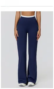Détail du pantalon de yoga taille haute bleu badge avec empiècement blanc contrasté