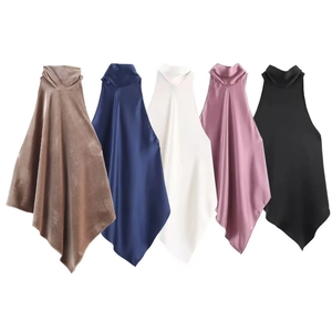 Détails de hauts à col roulé en satin en marron, marine, blanc, rose et noir élégants