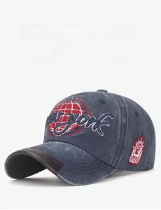 Détail de la broderie New York et écusson Statue de la Liberté sur casquette délavée