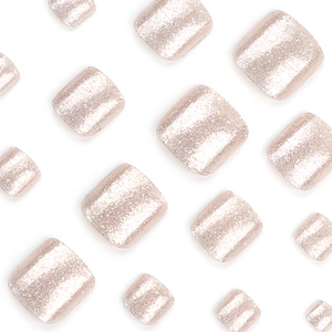 Faux ongles de pieds à paillettes champagne en tailles variées sur fond blanc pur