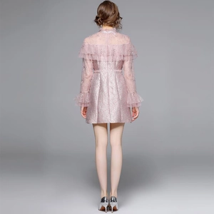 Robe courte en dentelle rose vintage à col montant et volants, vue arrière complète