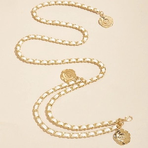 Ceinture élégante en chaîne dorée avec cuir blanc tressé et pendentifs camélia
