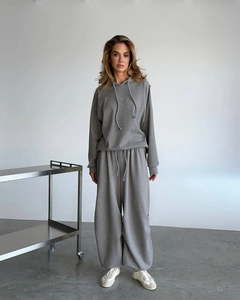 Dettaglio del tessuto in cotone grigio di alta qualità su felpa con cappuccio e pantaloni