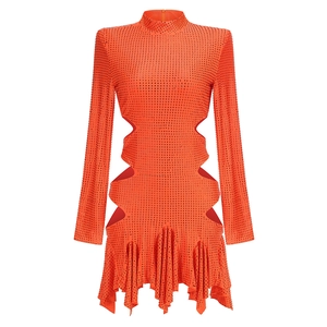 Mini robe orange ajustée à manches longues avec strass et découpes à la taille