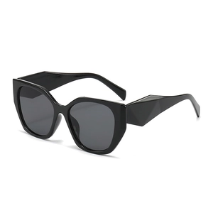 Lunettes de soleil œil-de-chat noires surdimensionnées avec monture géométrique moderne