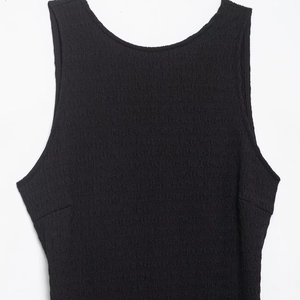 Top sans manches noir minimaliste avec tissu texturé et encolure ronde élégante