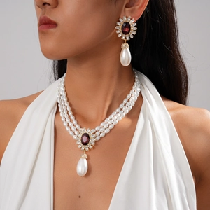 Détails du collier de perles à trois rangs et boucles d'oreilles pierre rouge