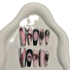 Faux ongles faits main Y2K avec dégradé rose noir et bordures en métal argent
