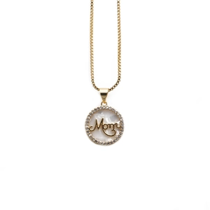 Collana Mom dorata con base in madreperla e zirconi per regalo festa della mamma