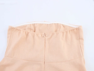 Dettaglio dell'abito maxi boho con striscia di silicone antiscivolo e zip invisibile