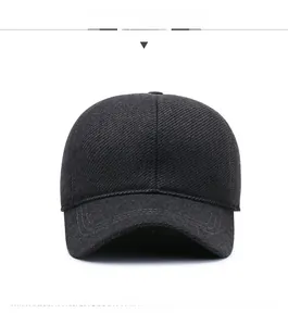 Détail de la casquette de baseball en sergé gris foncé avec logo Sport en métal